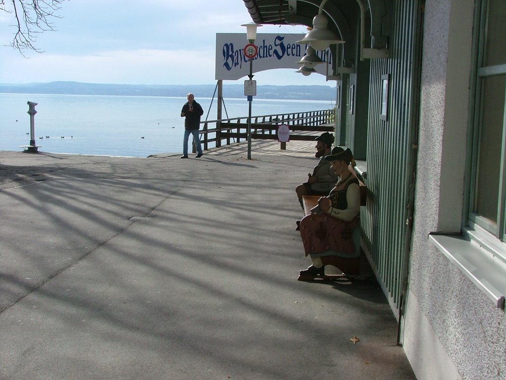 Warten an der Strandpromenade in Herrsching by Richard Mayer