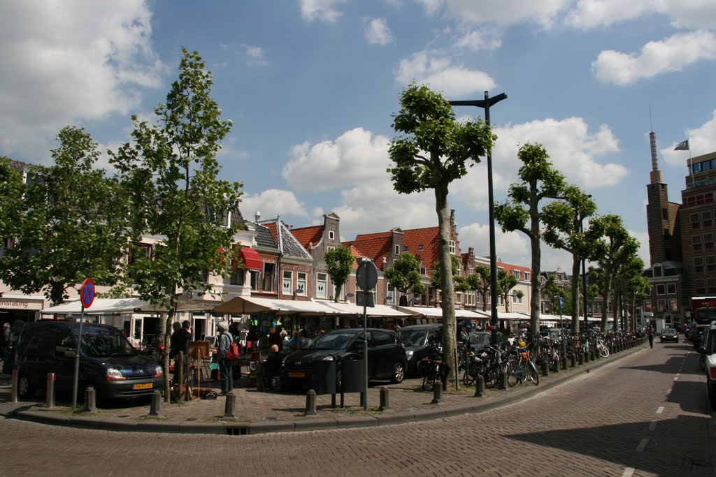 Bomen en kramen op de Botermarkt, Haarlem. by Carl030nl