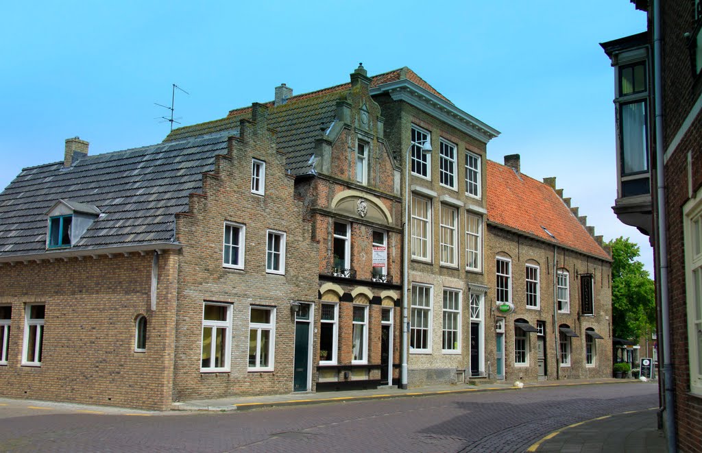 Midden in IJzendijke in Zeeuws-Vlaanderen 4 monumenten op een rij. by watersnip