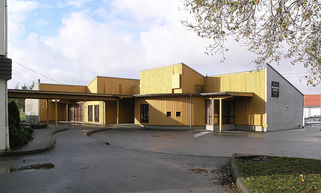 Avaldsnes Elementary School - front by Geir_O