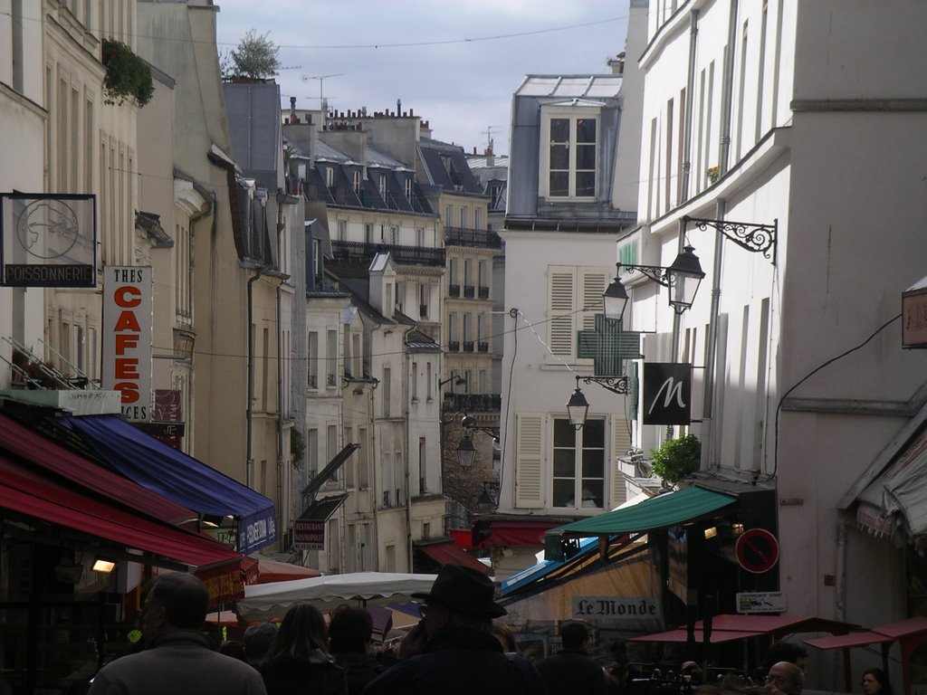 Rue mouffetard by Tom McGeown