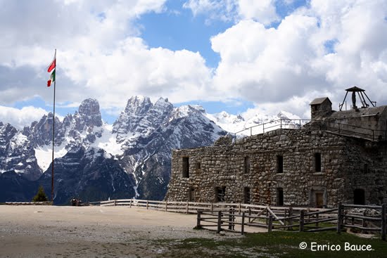 Ex Forte Vallandro, nello sfondo il Monte Cristallo by Enrico Bauce