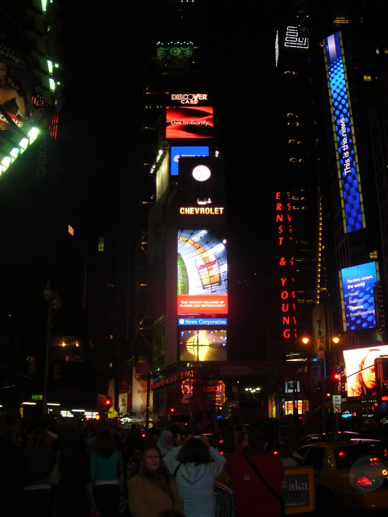 One Times Square at night by al0nso