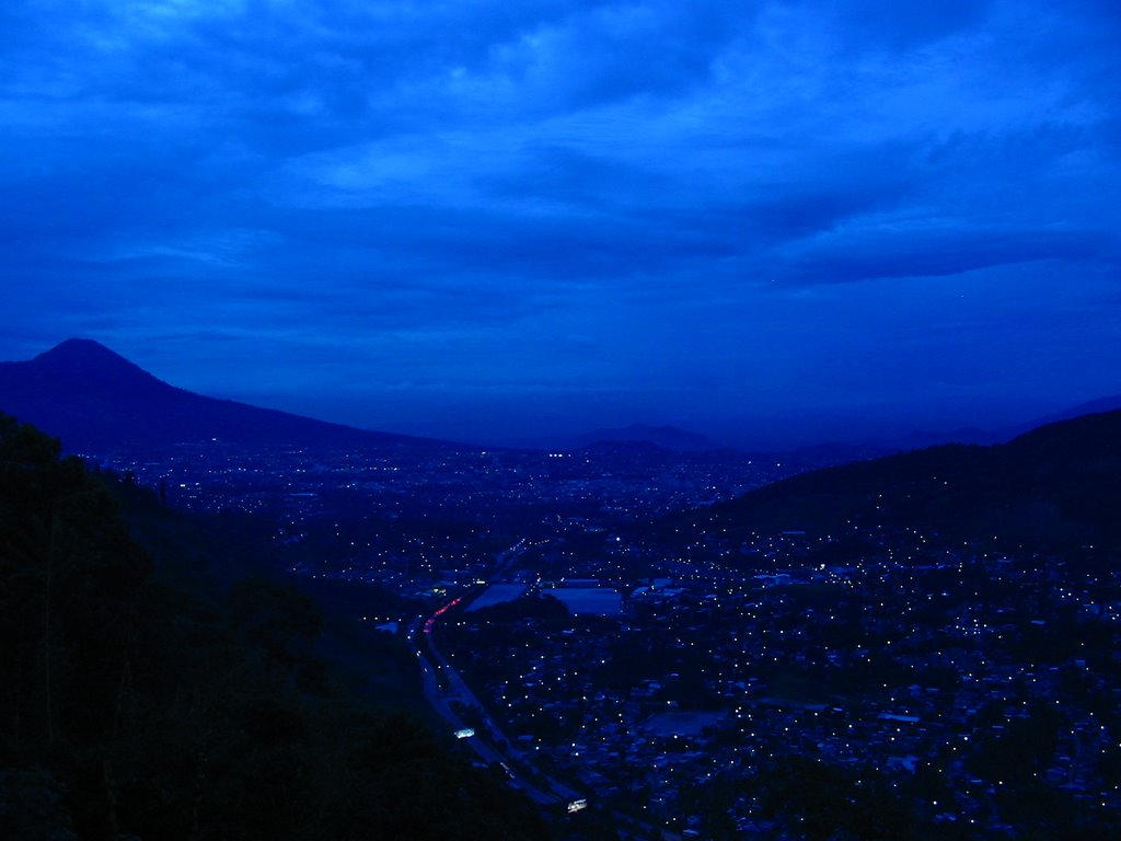 Vista a San Salvador desde Los Planes de Renderos by RenatoB