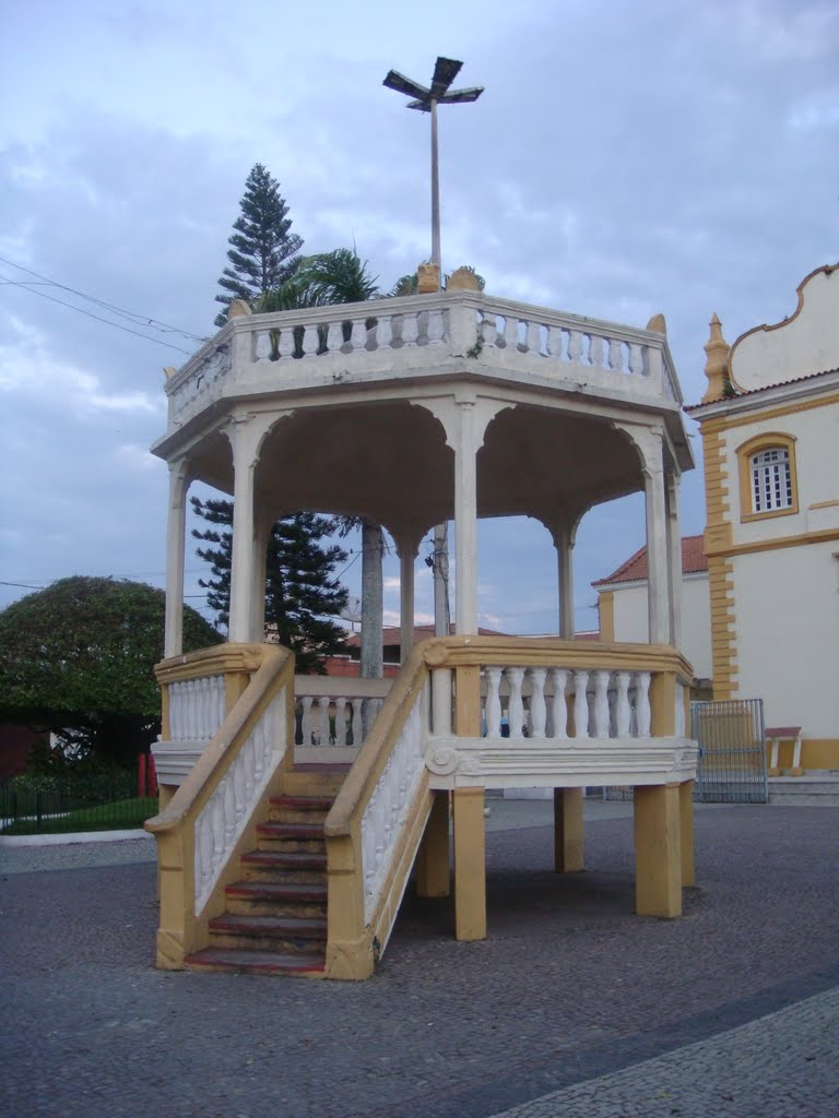 Coreto em frente a Igreja São João Batista - São João da Barra-RJ by LUIS MACEDO