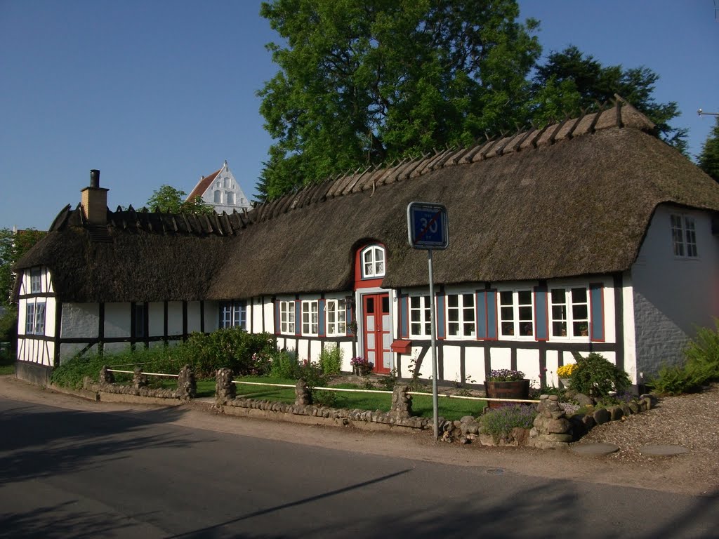 Brylle - Stråtækt hus på Toftevej by Jean-Robert