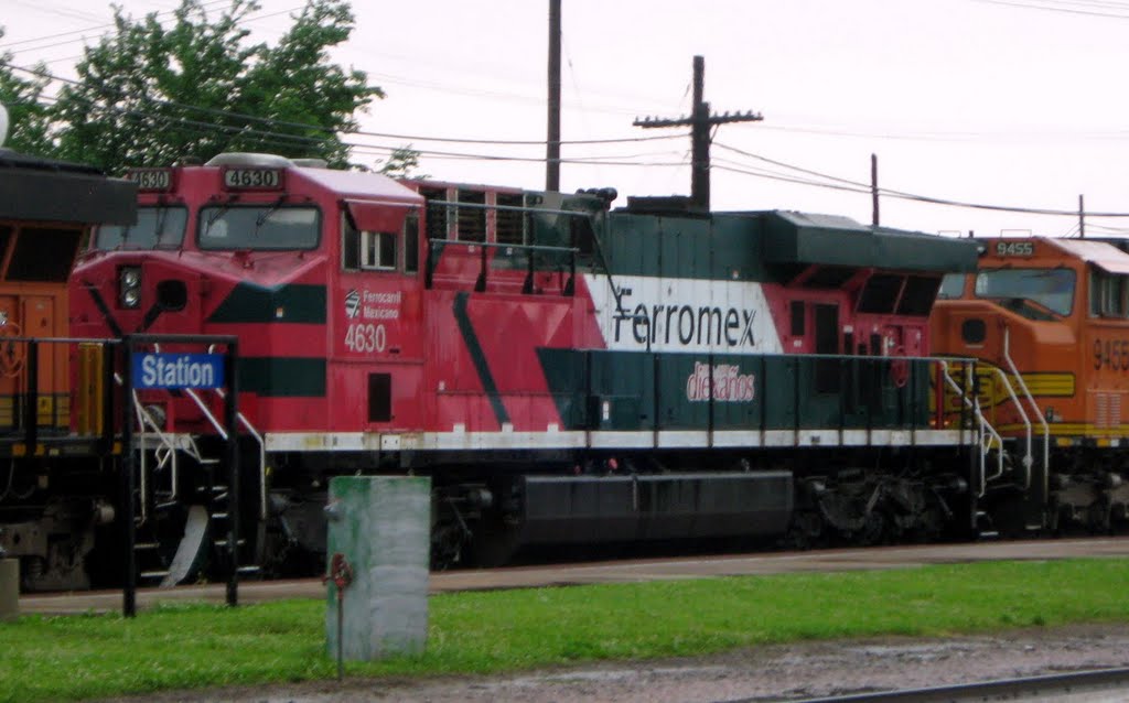 Ferromex 4630 (ES44AC) sandwiched between BNSF 7909 (ES44DC) and BNSF 9455 (SD70MAC), passing by the Galesburg, Ill. Amtrak station. by slakingfool