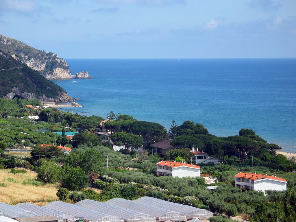 Costa e riva di Ulisse a Sperlonga, veduta verso l'antro di Tiberio by Bepix (Giuseppe de Giacometti)