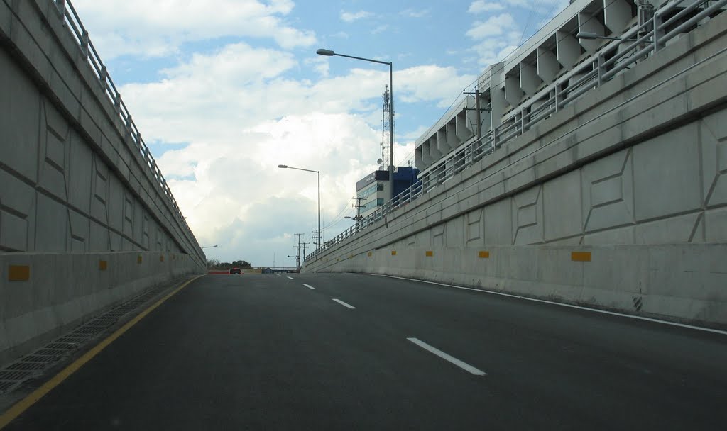 SALIDA DEL TUNEL QUE UNE A LAS AVENIDA OLTEGA Y GASETT Y 27 DE FEBRERO. by Carlos M. Pascual