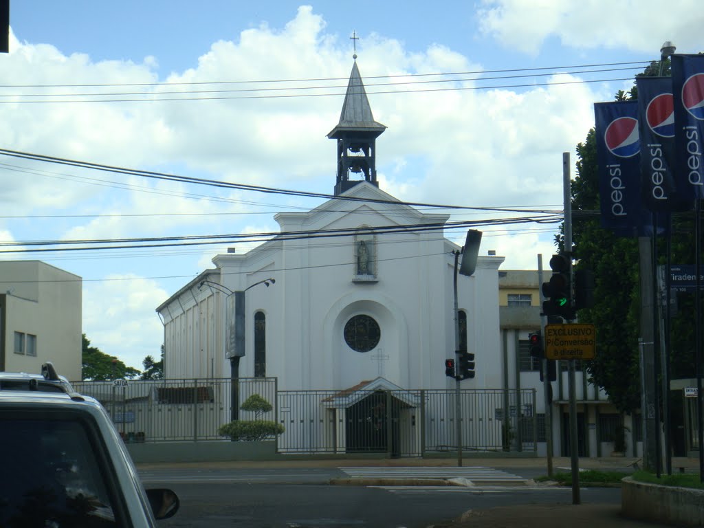 Igreja da Paróquia Nossa Senhora Rainha dos Apóstolos em Londrina - Paraná - Brasil by Paulo Yuji Takarada