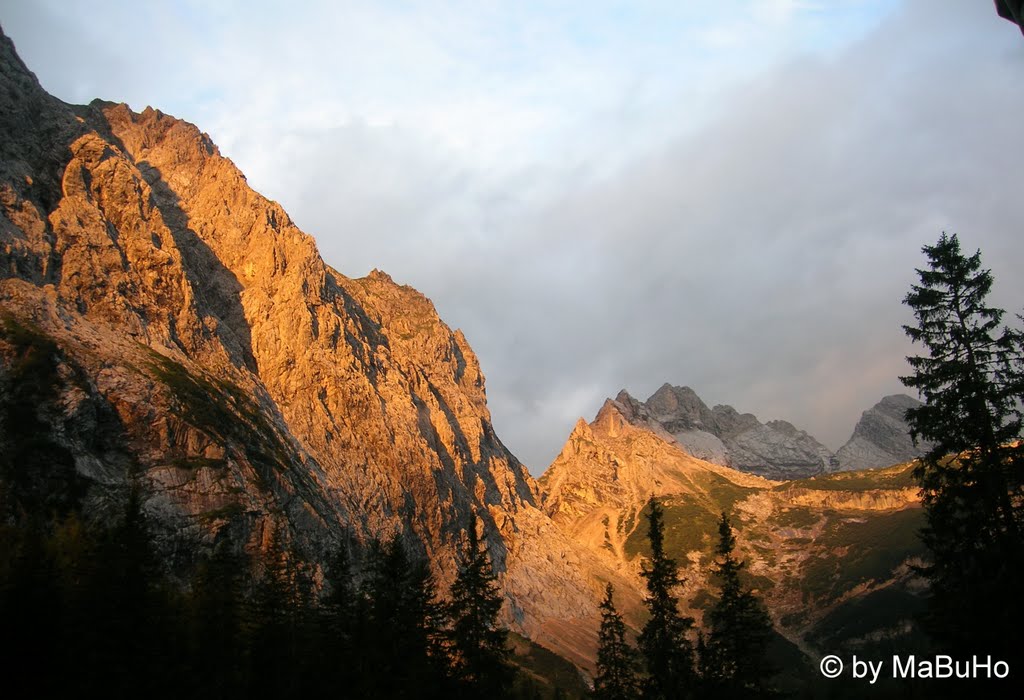 Garmisch-Partenkirchen - Morgenglühen an der Reintalangerhütte by MaBuHo