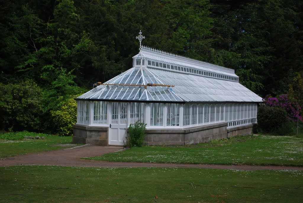 Edinburgh, a glass house by the Lauriston Castle by Maciej Szester