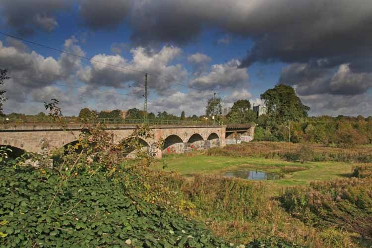 Die Ruhrflutbrücke bei wechselhaften Wetter by Natur- und Umweltfotografie, G. Czepluch