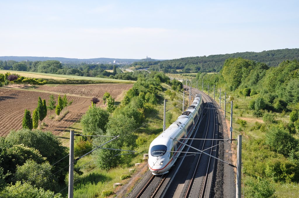 ICE 3, Köln, Siegburg, Frankfurt vorbei an Oberscheuren / Königswinter am 02.06.2011 by © "Earth Views"