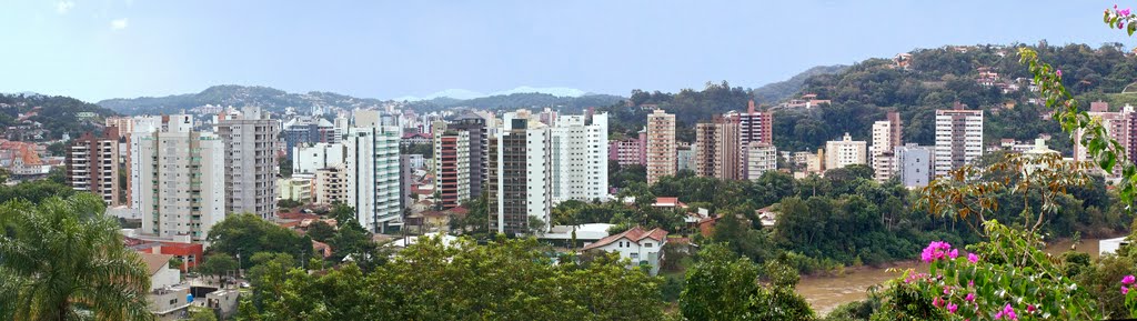 Blumenau al rio Itujai. Blumenau am Itajai Fluss by elcasique