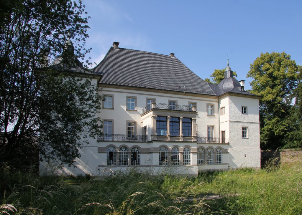 Haus Opherdicke ist ein Wasserschloss im Holzwickeder Ortsteil Opherdicke. Es steht östlich des Ortskerns von Opherdicke auf dem Kamm des Ardeygebirges mit Blick nach Süden ins Tal der Ruhr. Erste Erwähnung findet das Haus im Jahre 1176. by Helfmann