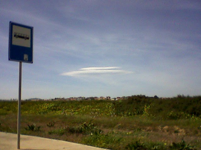 Nuvola lenticolare sul poetto di cagliari. by ROSY DAMU