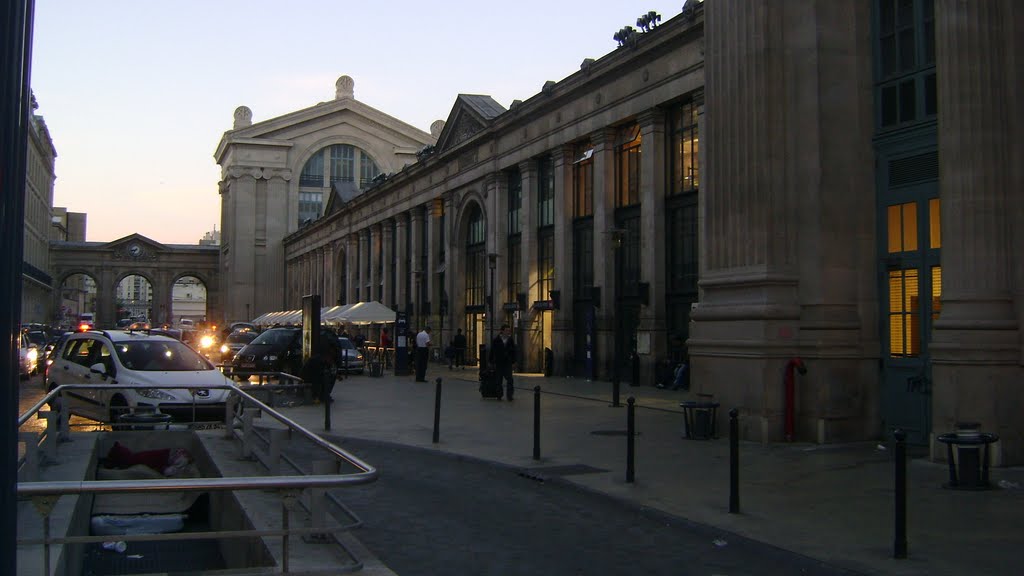 Gare du Nord by Arturo Sottolichio