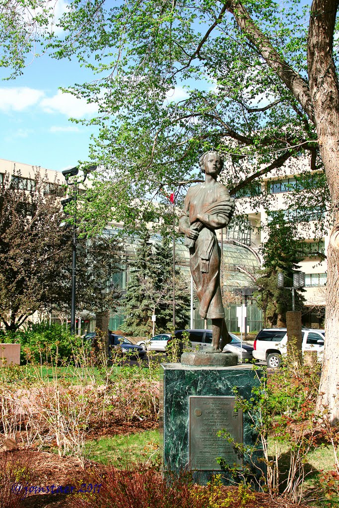 Woman Statue in Churchill square by jomstaer