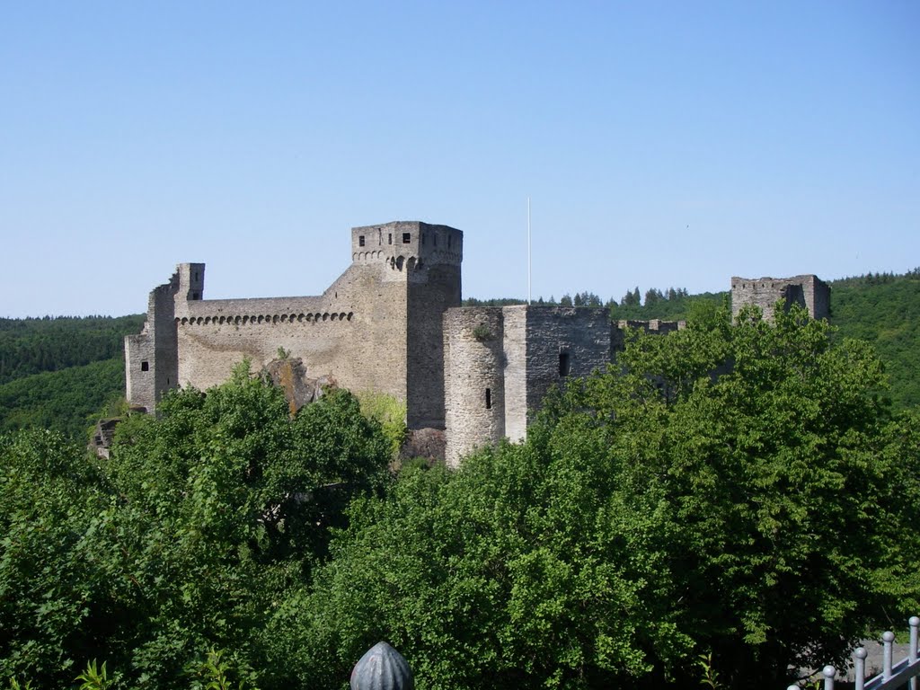 Burg Hohenstein von der Kirche aus gesehen by <- Akira ->