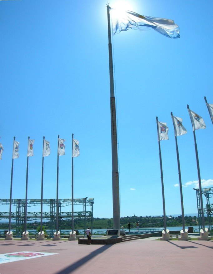 Bandera argentina y el sol en Plaza Federal / Lautaro by Lautaro Tessi