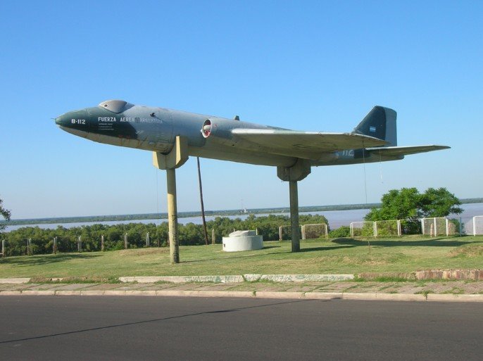 Avión de la fuerza aérea y río al fondo / Lautaro by Lautaro Tessi