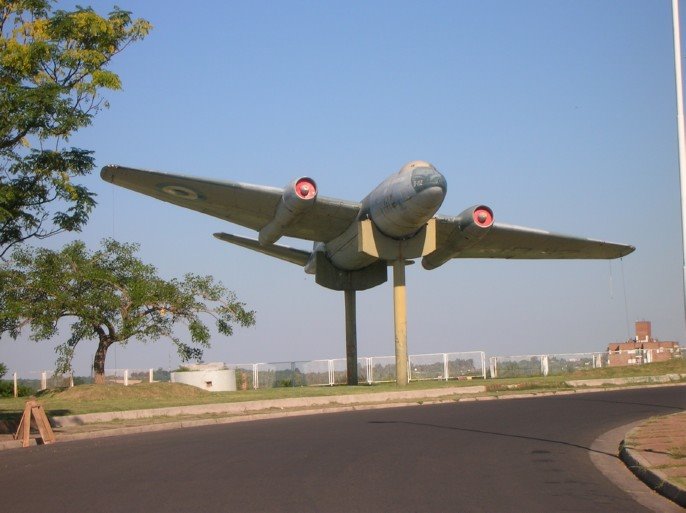 Avión de la fuerza aérea / Lautaro by Lautaro Tessi