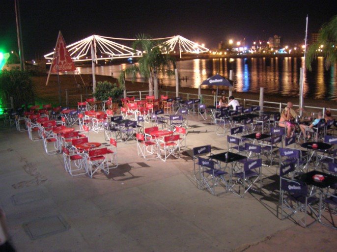 Costa Juárez Restó y la ciudad reflejada en la laguna de noche / Lautaro by Lautaro Tessi