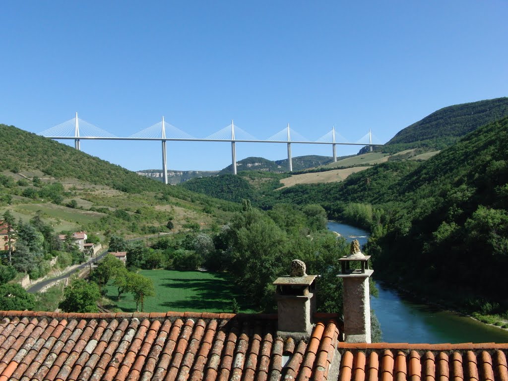 Viaduc de Millau, Peyre, Comprégnac, France by Noricus