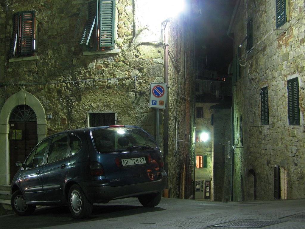 Via notturna in Campiglia Marittima - Street in Campiglia Marittima in the night by Julian Z.