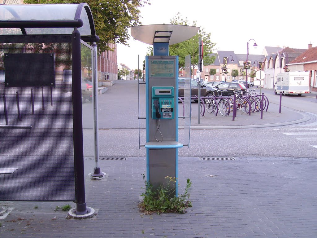 Kieldrecht: openbare telefoon op het kerkplein. by A.L.