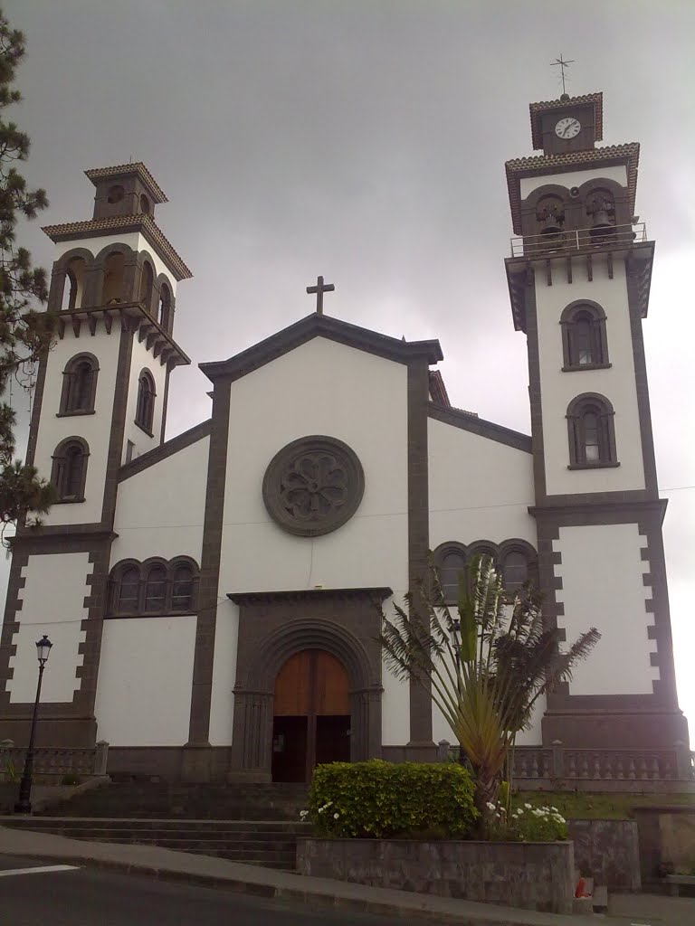 Fachada principal de la iglesia de Moya, Gran Canaria. (Contest patrimonio Junio 2011) by o rey do café