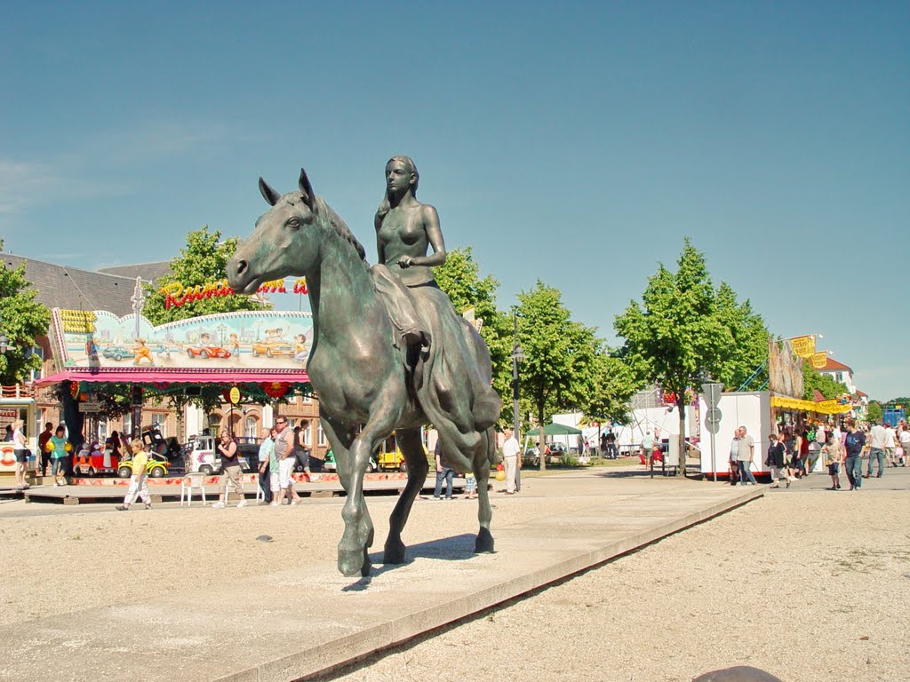 Alexandrine reitet über ihren Platz by Mecklenburg pro Panoramio