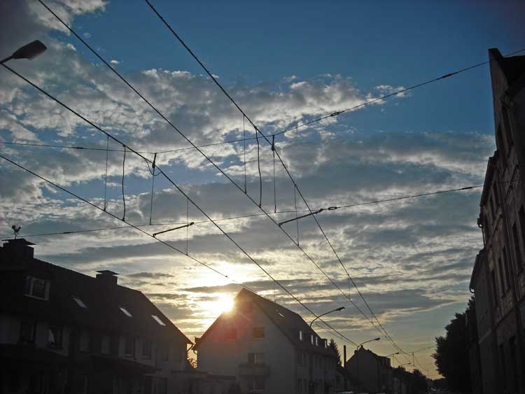 Und wieder trifft feuchte auf trockene Luft (Frintroper Straße 2011) by Natur- und Umweltfotografie, G. Czepluch