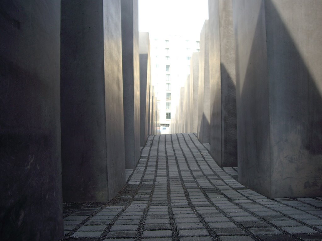 Monumento all'olocausto by Alessandro Angelotti