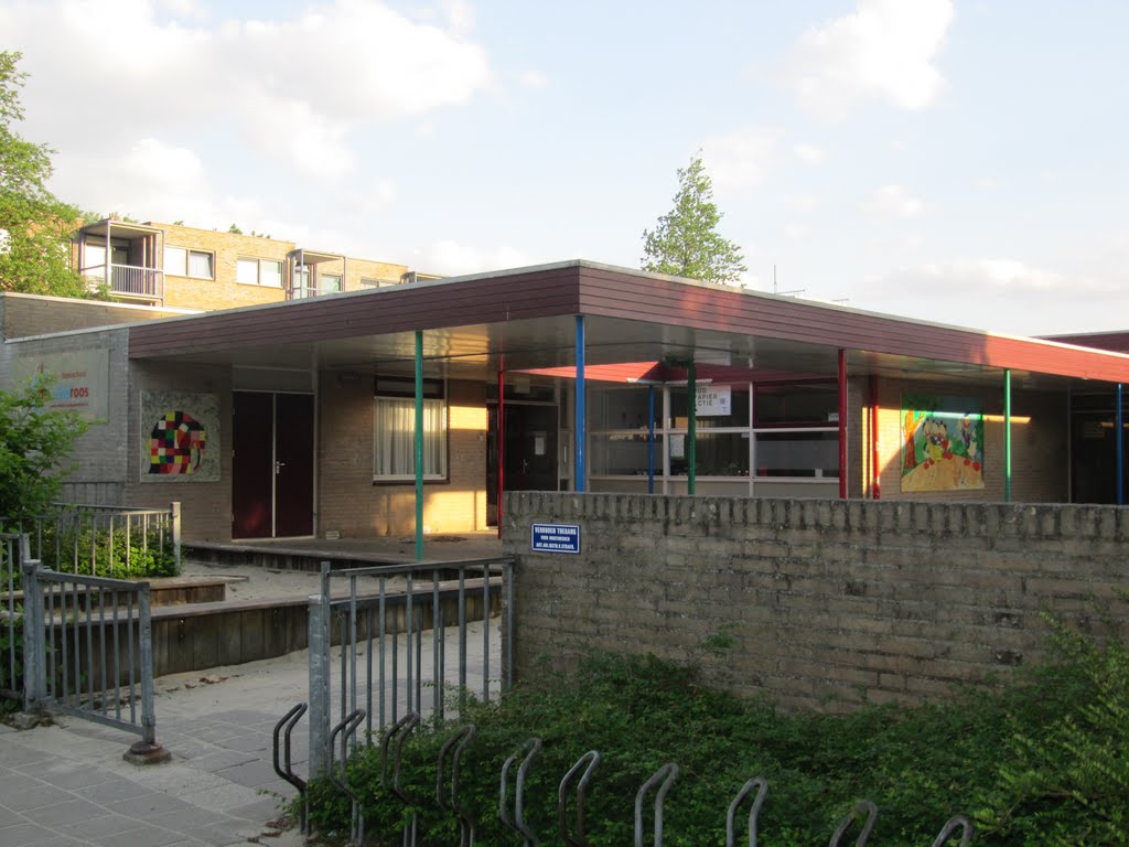 Wall drawings at primary school De Windroos by Willem Nabuurs