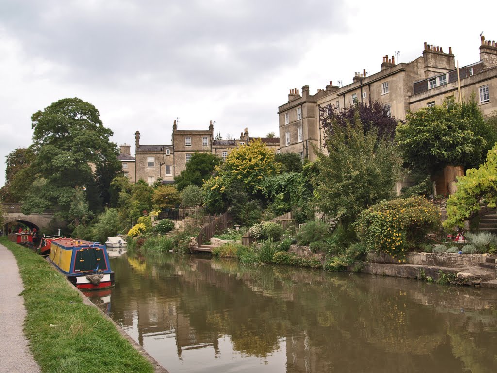 The pretty Kennet and Avon Canal runs on a terrace around the city with great views. by andrewsbrown