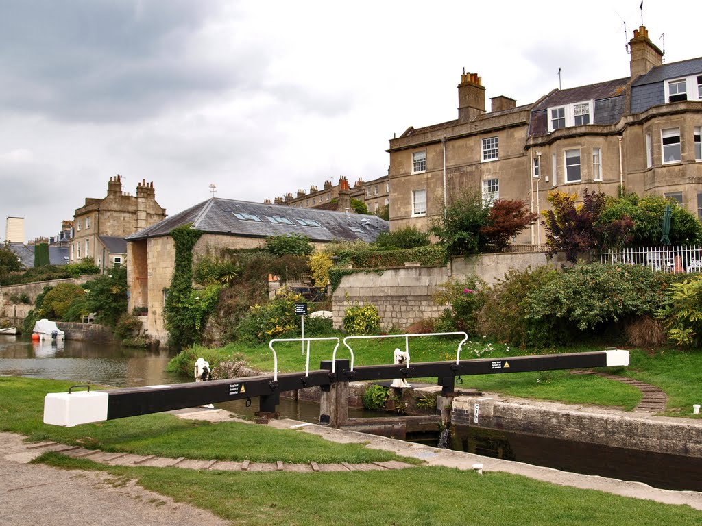 Lock on the Kennet and Avon canal, Bath. by andrewsbrown