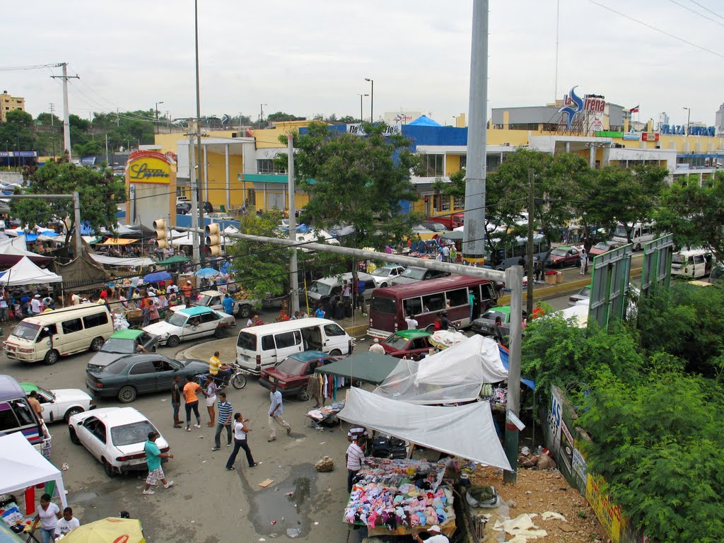 MERCADO LAS PULGAS, EN LA AVENIDA INDEPENDENCIA CON LUPERON D. N. by Carlos M. Pascual