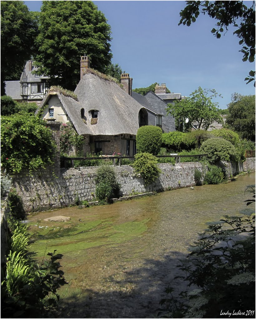 Chaumière Normande, à Veules-les-Roses. by Landry Lachèvre