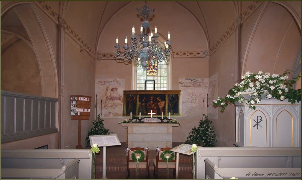 Hochzeitsplanung in der Paretzer Kirche. by H. Hönow