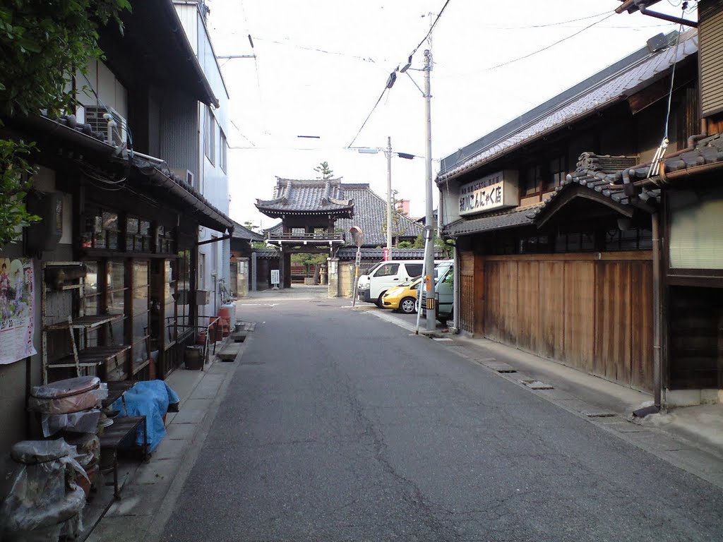 Gate front street of Ryorenji temple by mouashibi