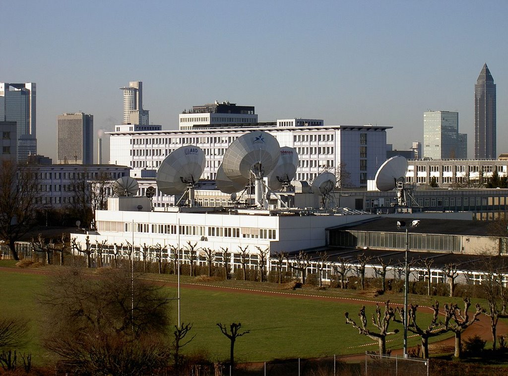 Blick über die Satellitenschüsseln des Hessischen Rundfunks auf die Frankfurter Skyline (14.3.2003) by Stephan Groß