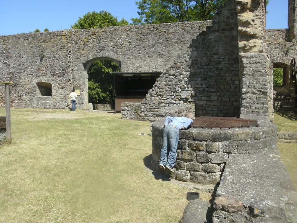 Innenhof Burgruine Pettingen Juni 2011 by LuxTourisme