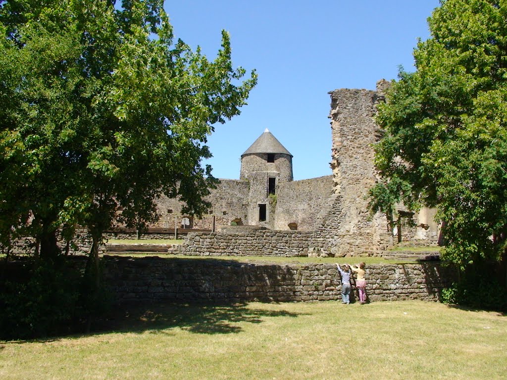 Südansicht mit dem Nordturm Burgruine Pettingen Juni 2011 by LuxTourisme