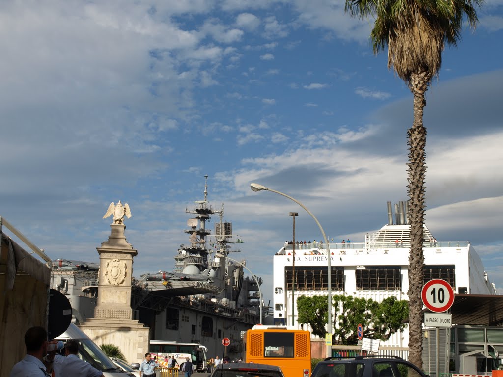 De USS Bataan, voor een 4-daags (27-30 mei) havenbezoek in Palermo, naast de "La Suprema" van de maatschappij Grandi Navi Veloci. by Hans R van der Woude