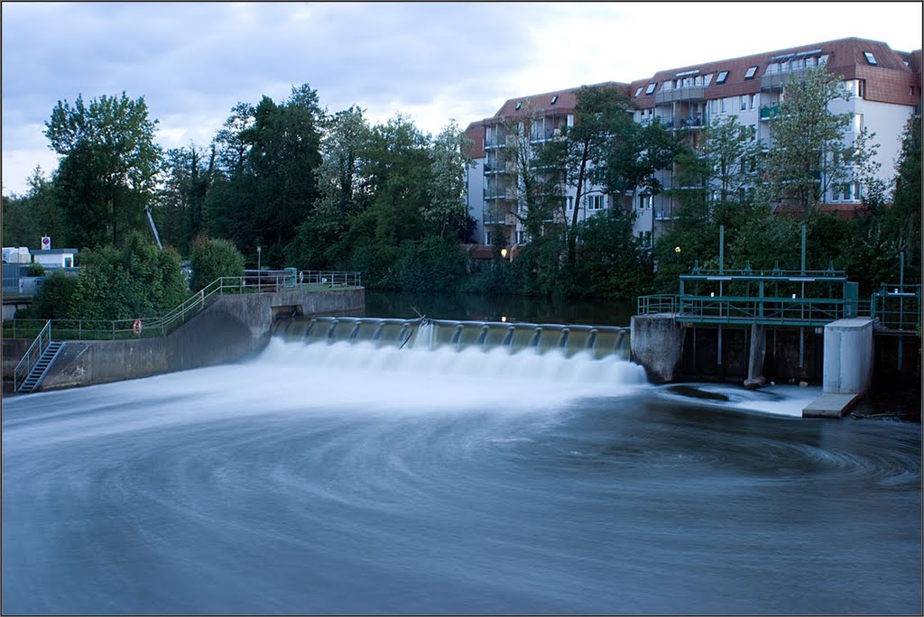 Плотина на реке Редниц (Rednitz), ниже по течению сливается с рекой Пегниц (Pegnitz), образуя реку Регниц (Regnitz). Ну а выше по течению русло Редница проходит под мостом канала Рейн-Майн-Дунай by vadaga