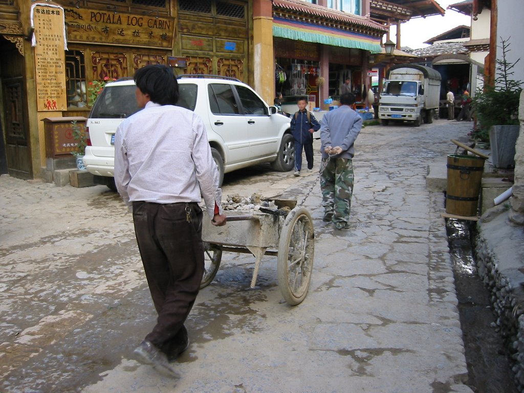 Zhongdian - il trasportatore di sassi - sett 2005 by Renato Chirici