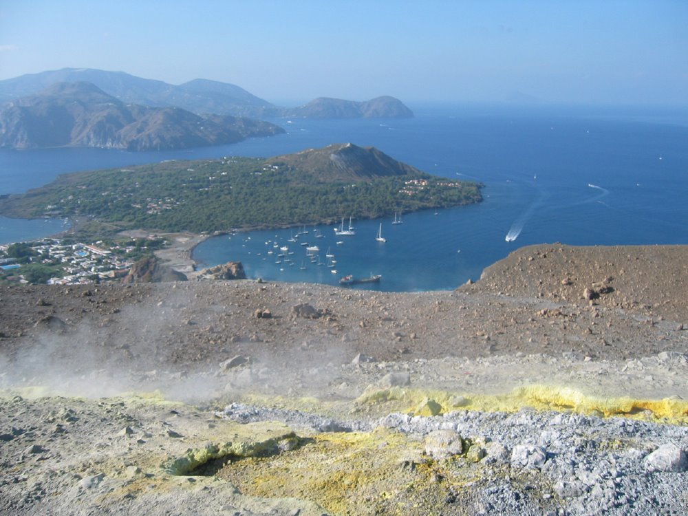 Lipari dal cratere di Vulcano by alexrex