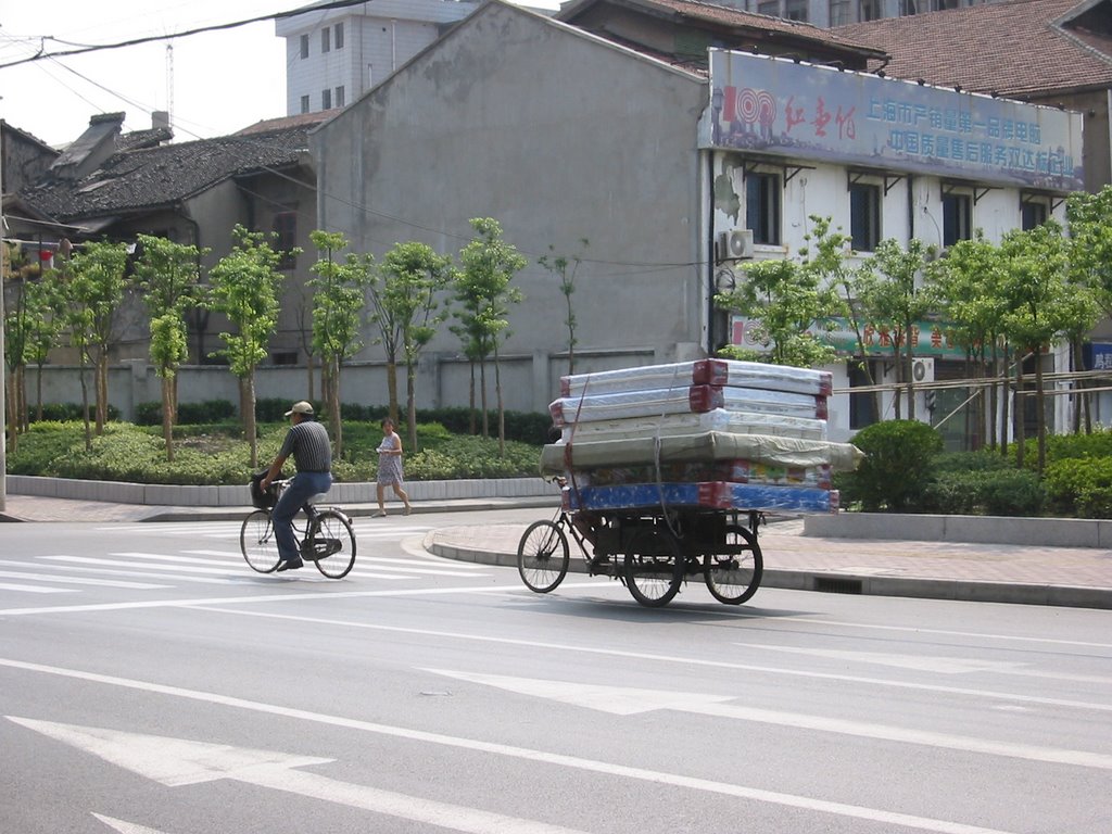 Shanghai - il trasportatore di materassi - sett 2005 by Renato Chirici